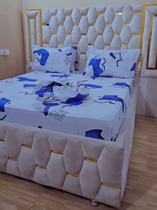 Cotton 2 bedsheets with 4 pillow cover 8 by 7 ft
