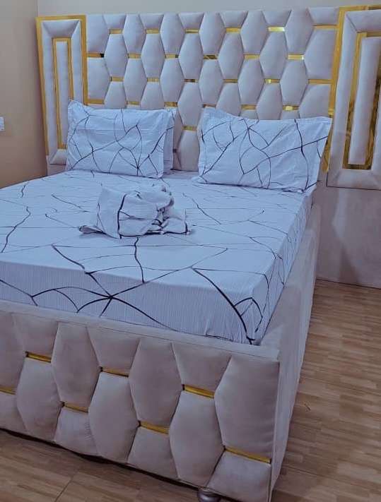 Cotton 2 bedsheets with 4 pillow cover 8 by 7 ft