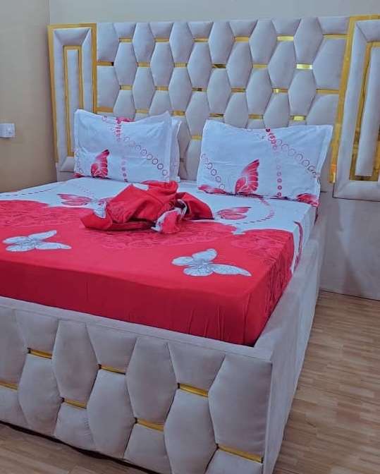 Cotton 2 bedsheets with 4 pillow cover 8 by 7 ft