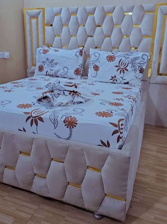 Cotton 2 bedsheets with 4 pillow cover 8 by 7 ft