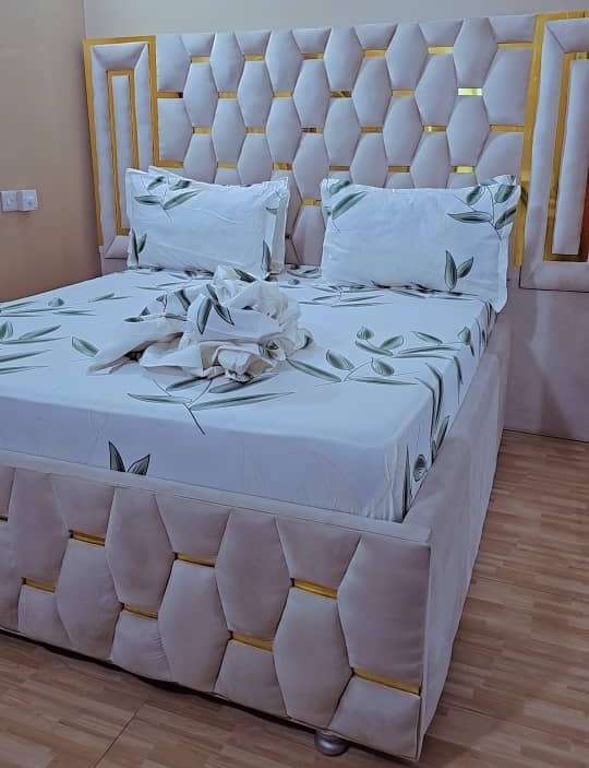 Cotton 2 bedsheets with 4 pillow cover 8 by 7 ft