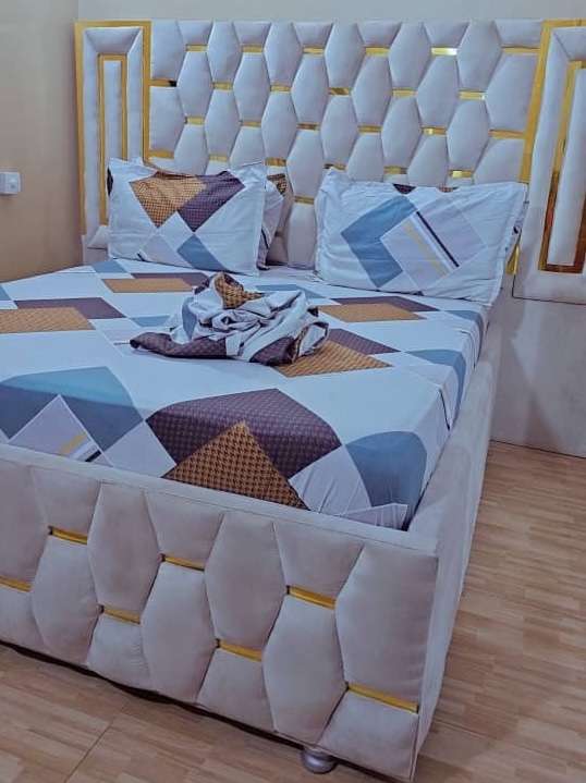 Cotton 2 bedsheets with 4 pillow cover 8 by 7 ft