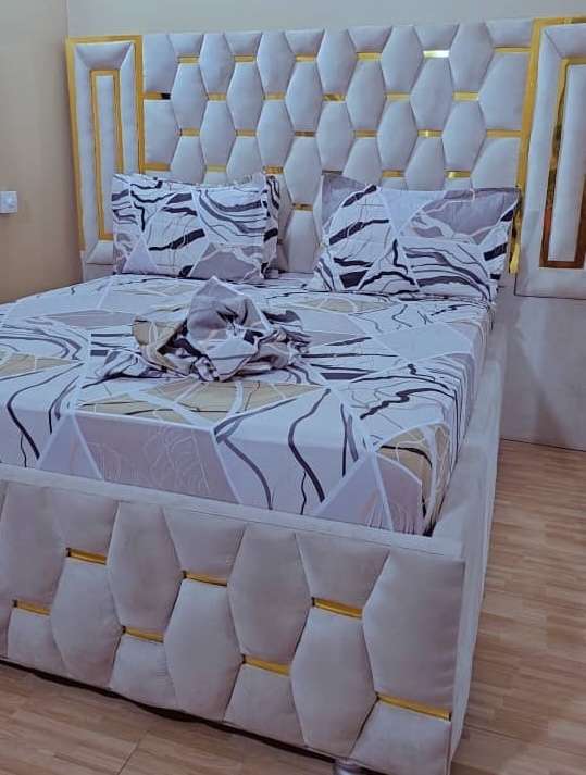 Cotton 2 bedsheets with 4 pillow cover 8 by 7 ft