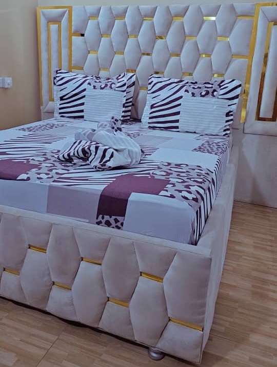 Cotton 2 bedsheets with 4 pillow cover 8 by 7 ft