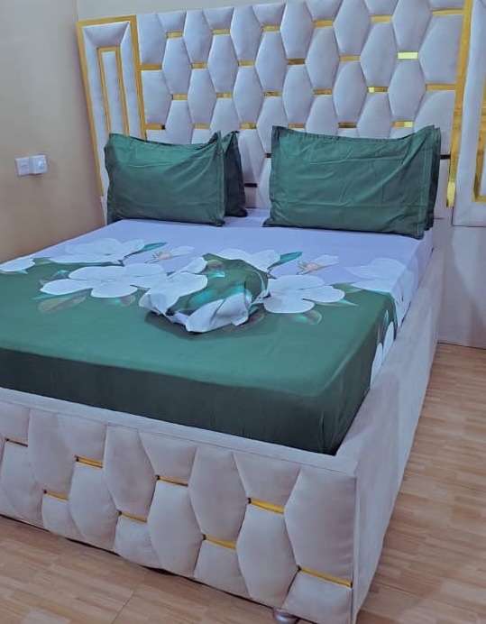 Cotton 2 bedsheets with 4 pillow cover 8 by 7 ft